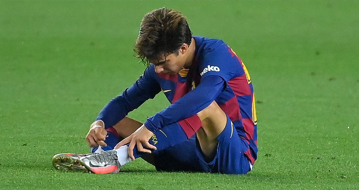 Riqui Puig se lamenta de una jugada en el suelo