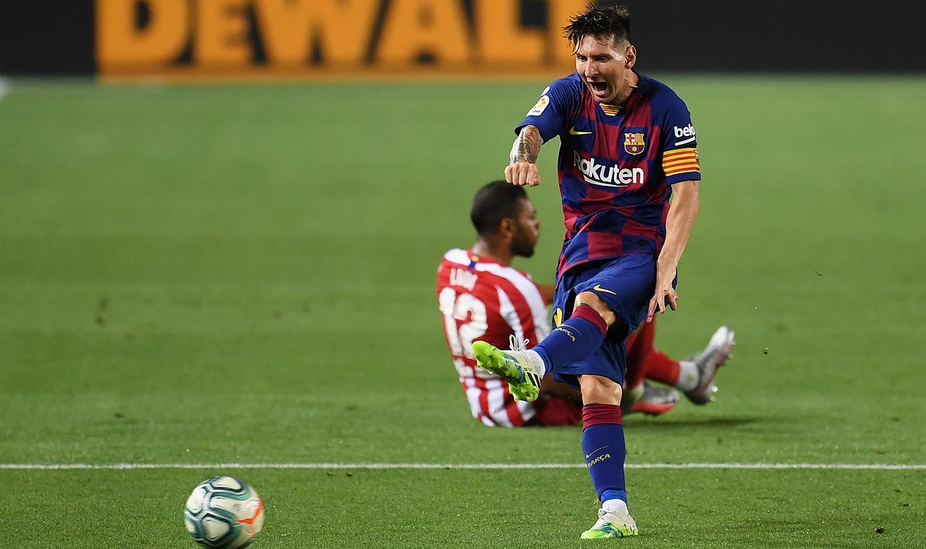 Leo Messi protesta una falta que le pitaron