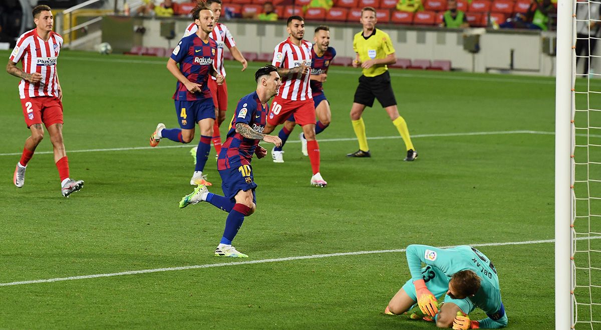 Leo Messi celebrates his goal of penalti in front of the Atleti