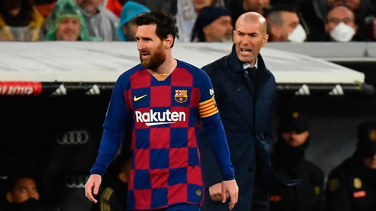 Leo Messi y Zinedine Zidane en un Real Madrid-Barça de LaLiga