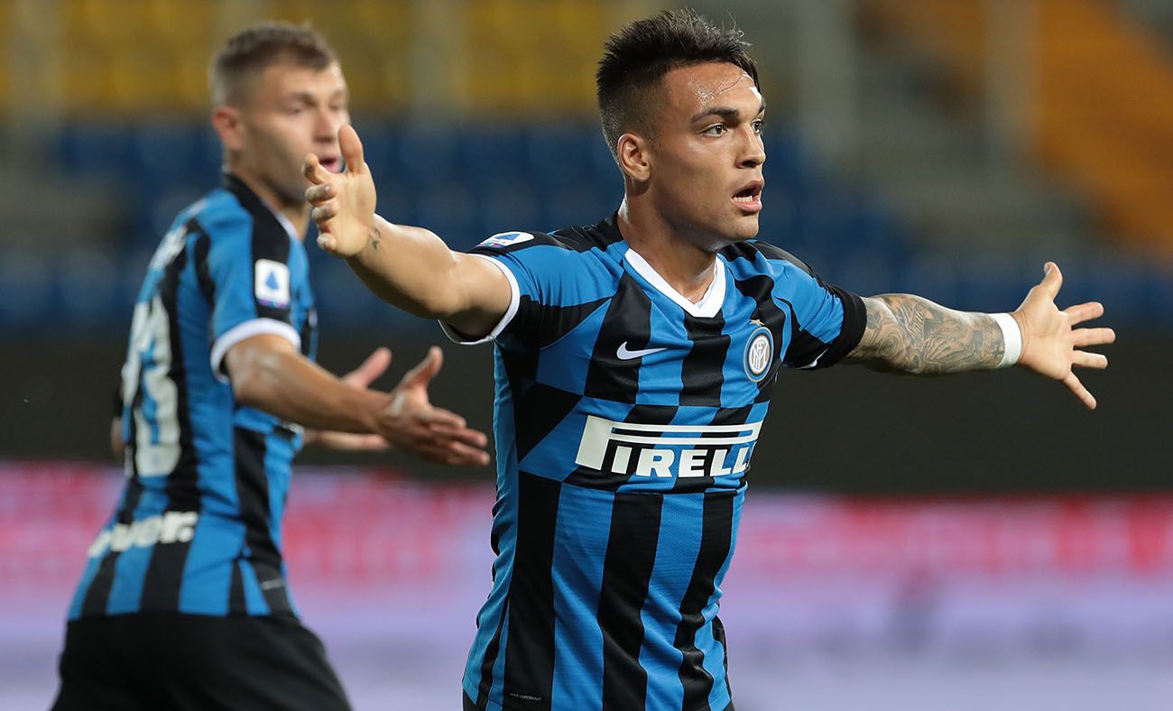 Lautaro Martínez protests an action of game