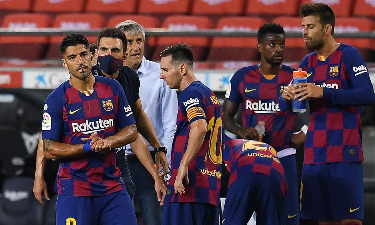 Eder Sarabia, intentando hacerse oír entre los jugadores del FC Barcelona