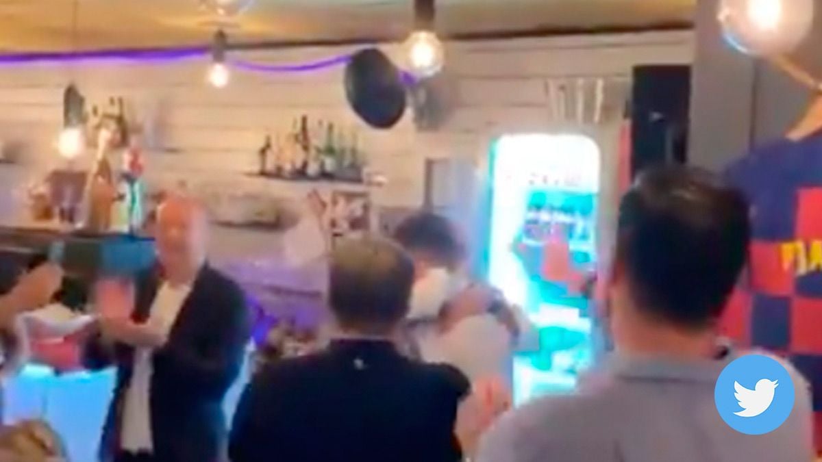 Miralem Pjanic, abrazándose con un familiar en su fiesta sorpresa