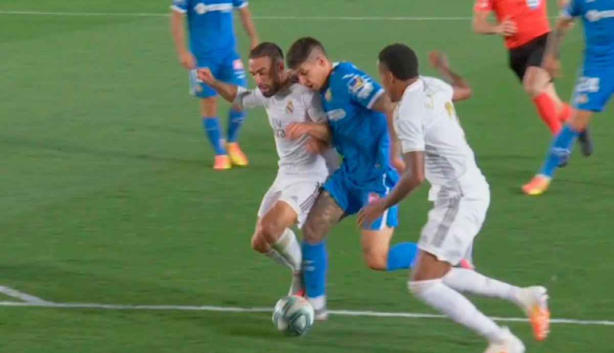 Claro penalti de Dani Carvajal a Mathías Oliveira