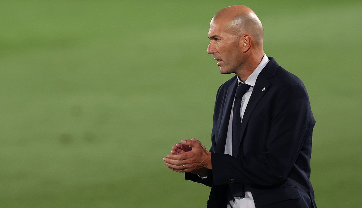 Zidane encourages to his players in the field