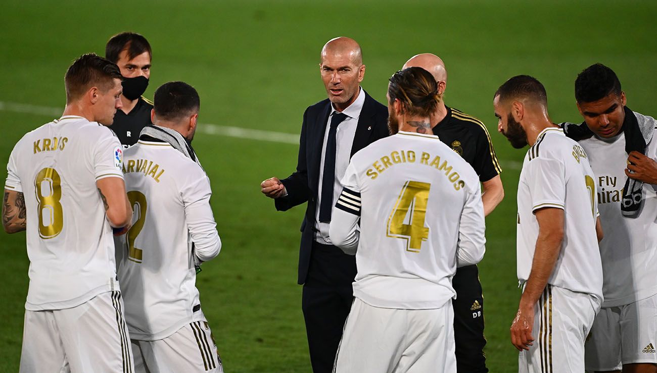 Zidane en una charla con los jugadores en un descanso para hidratarse