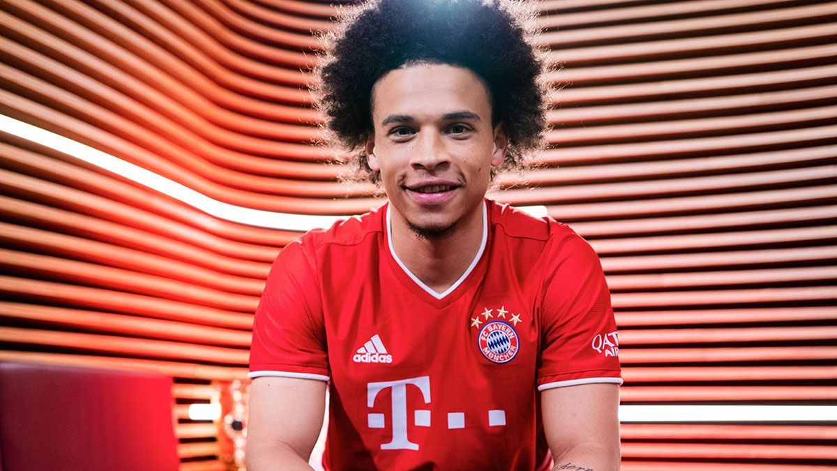 Leroy Sané poses with the T-shirt of the Bayern