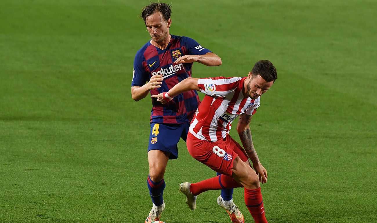 Ivan Rakitic en un duelo con Saúl Ñíguez