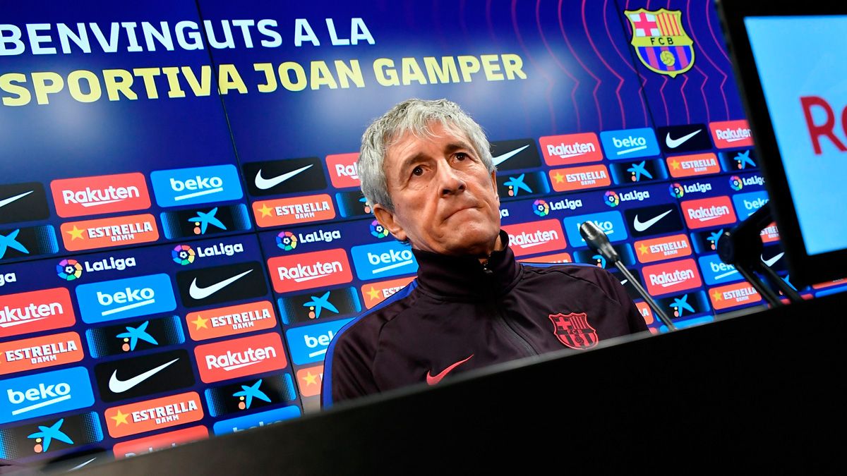 Quique Setién en una rueda de prensa del Barça