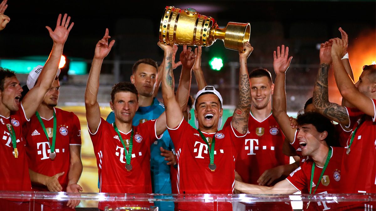Philippe Coutinho celebrates a victory of Bayern Munich in the German Cup
