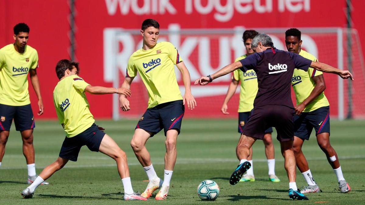 The players of Barça B in a first team training session | FCB