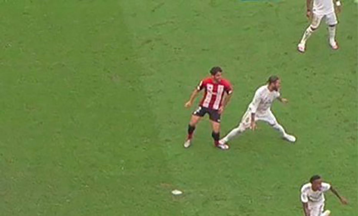 Penalti of Sergio Ramos to Raúl García no reviewed by the VAR