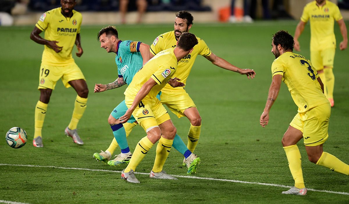 Leo Messi, dribbling to several players of the Villarreal