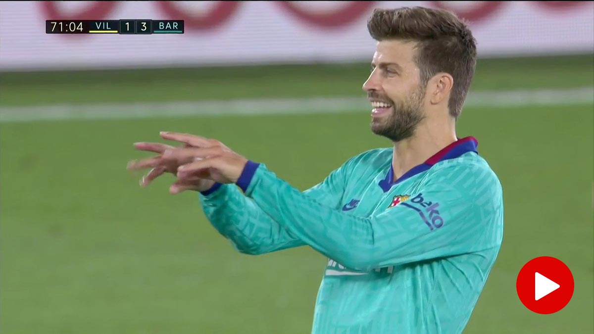 Gerard Piqué made a gesture after the goal cancelled to Leo Messi