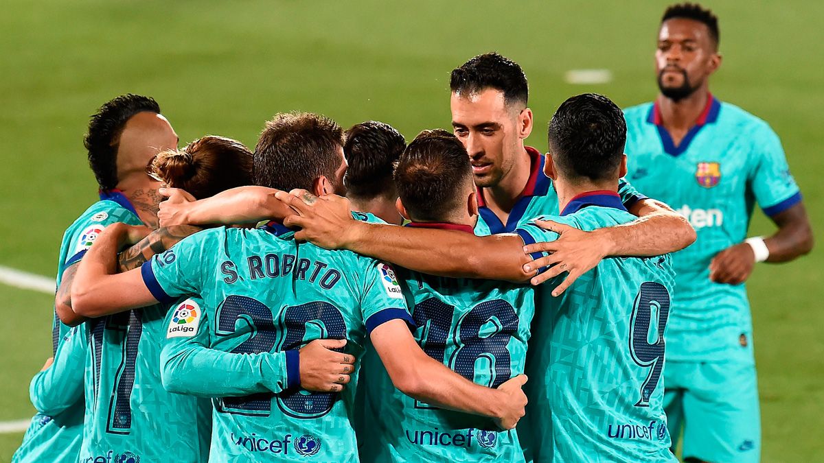 The players of Barça celebrate a goal against Villarreal in LaLiga