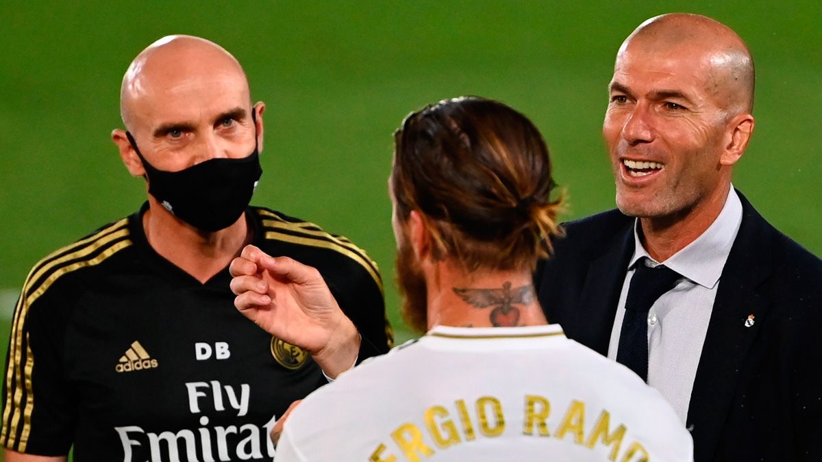 Sergio Ramos and Zinedine Zidane in a match of Real Madrid in LaLiga