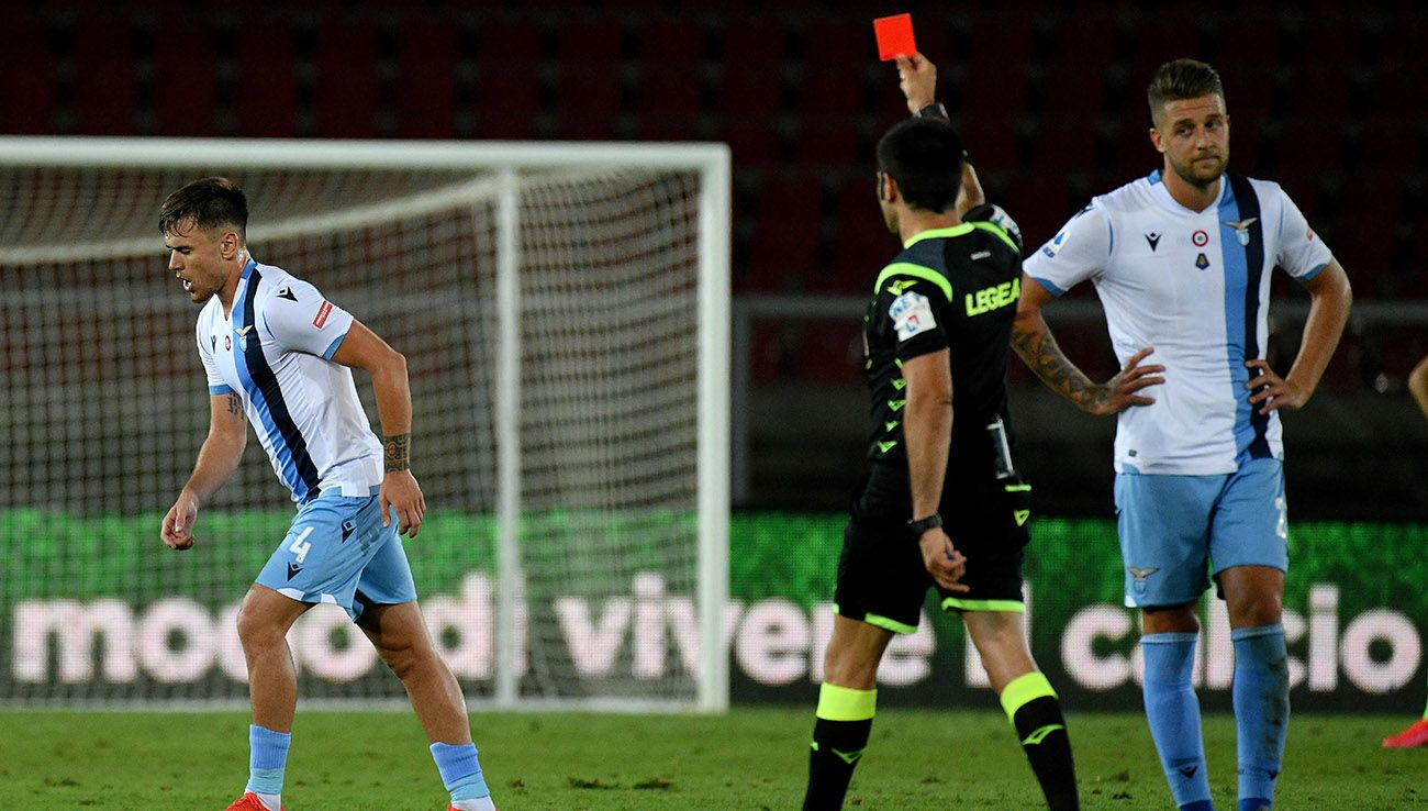 El árbitro expulsa a Patric, defensa del Lazio