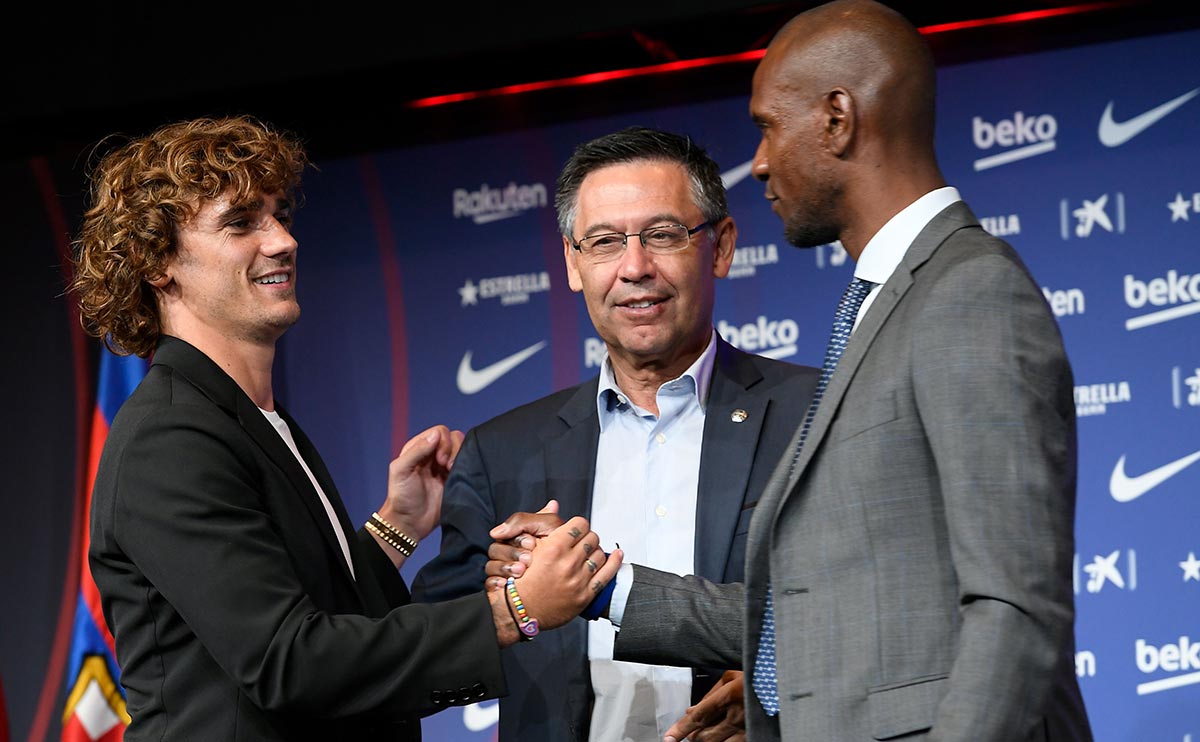 Antoine Griezmann, junto a Josep Maria Bartomeu y Eric Abidal