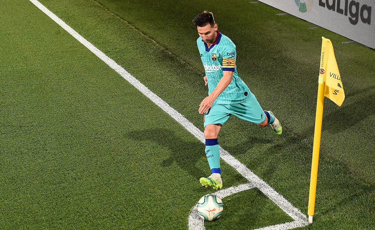 Leo Messi tira un córner en Villarreal