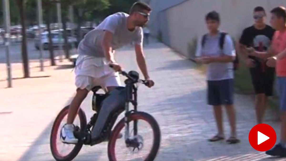 Piqué entra al Camp Nou en una bici