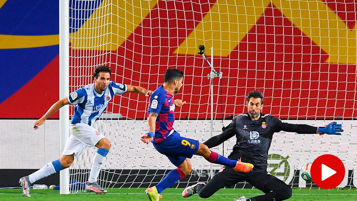 Luis Suárez, marcando un gol a Diego López en el Camp Nou