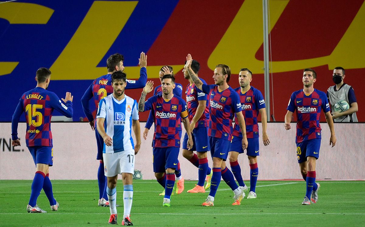 El FC Barcelona, celebrando el gol de Luis Suárez al Espanyol en el Camp Nou