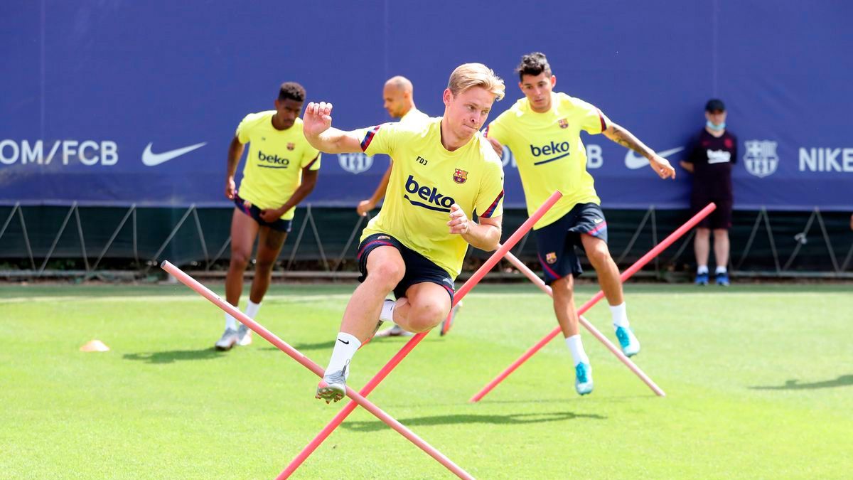 Frenkie de Jong and Junior Firpo in a training session of Barça | FCB