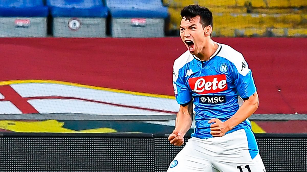 Hirving Lozano celebrates a goal of Napoli in the Serie A