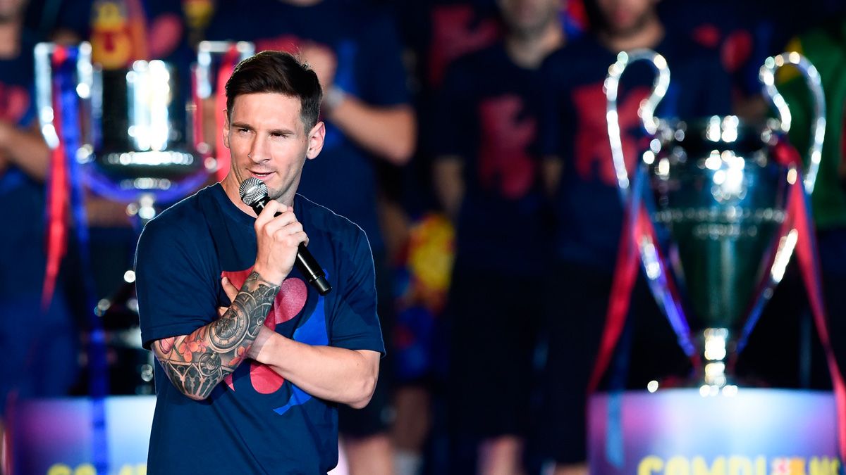 Leo Messi en una celebración del Barça junto al trofeo de la Champions League 2015