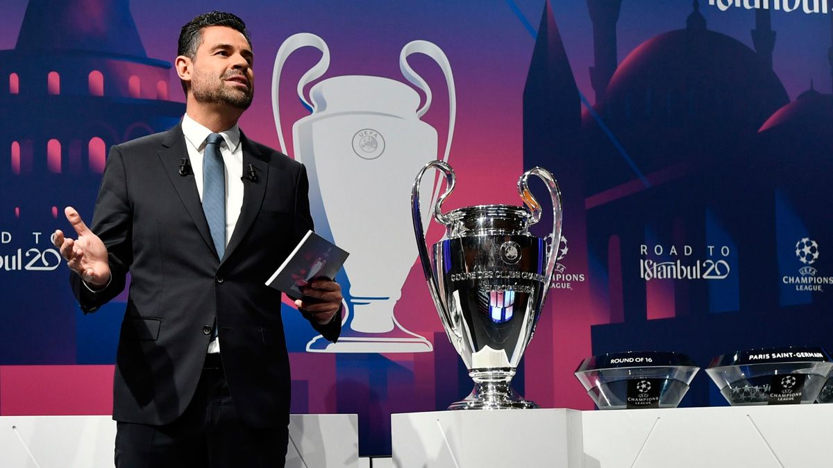 El trofeo de la Champions League en un sorteo de eliminatorias