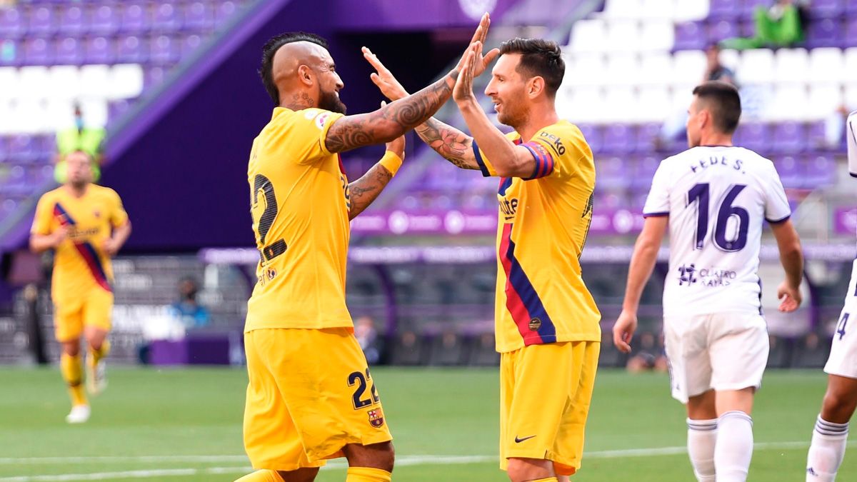 Arturo Vidal celebra un gol del Barça en LaLiga junto a Leo Messi