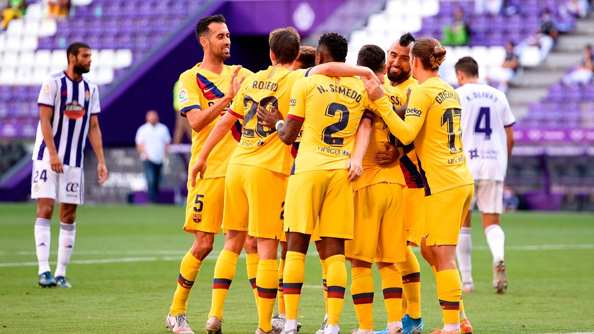 The players of Barça celebrate a goal against Real Valladolid in LaLiga