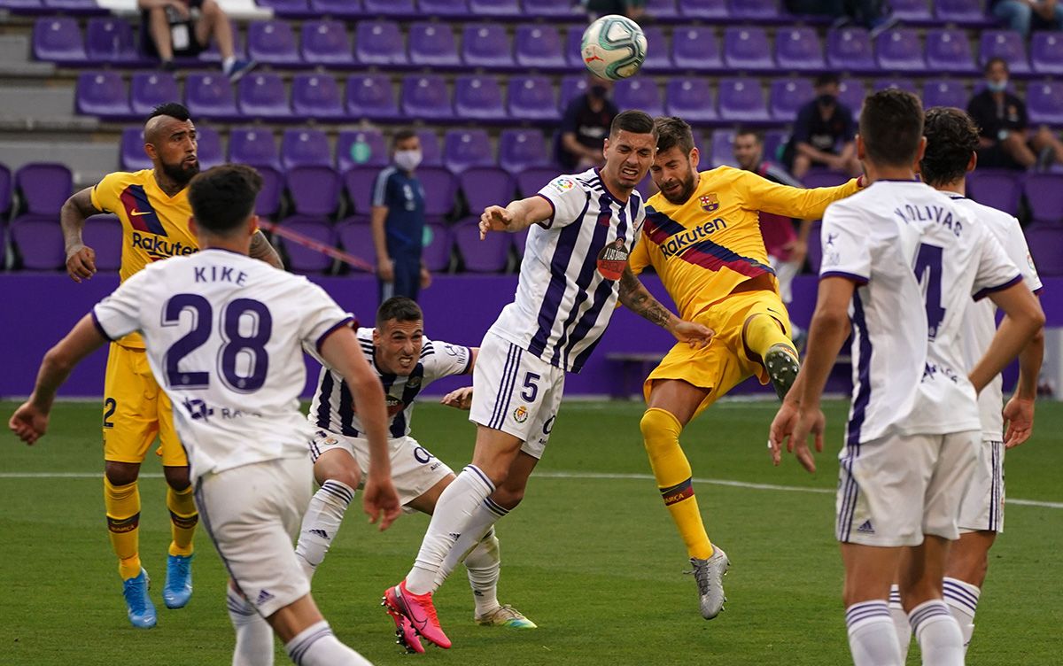 Gerard Piqué, trying finish an aerial ball against the Valladolid