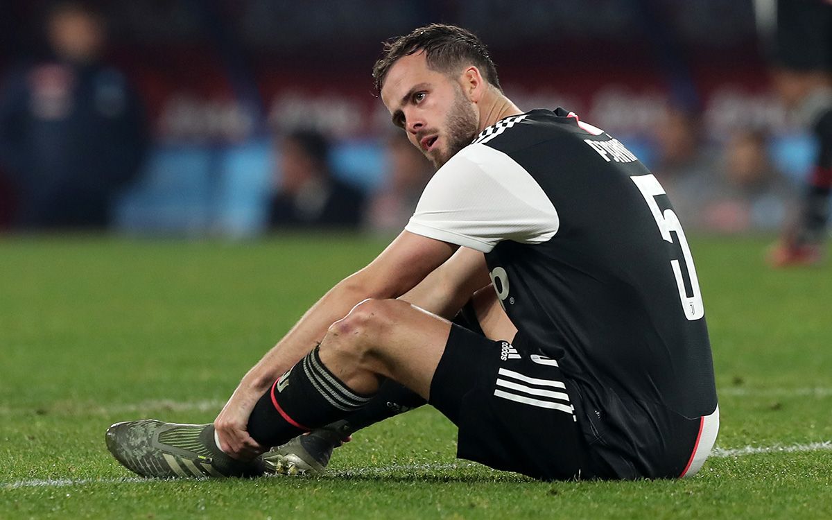 Miralem Pjanic, after suffering a hard entrance with the Juventus