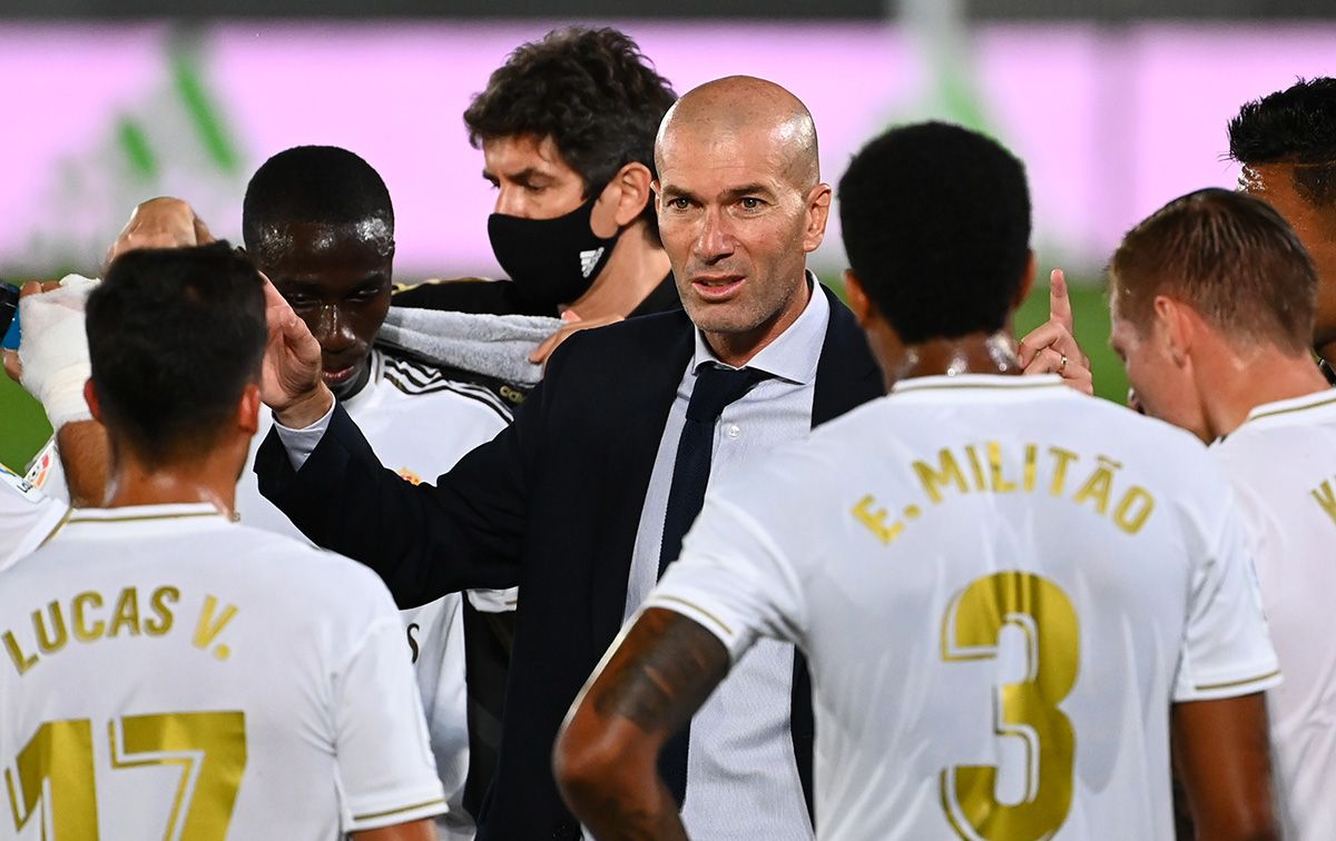 Zinedine Zidane, dando una charla a sus jugadores