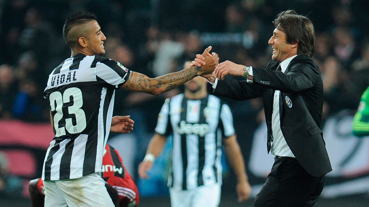 Arturo Vidal y Antonio Conte celebran un triunfo en su etapa en la Juventus
