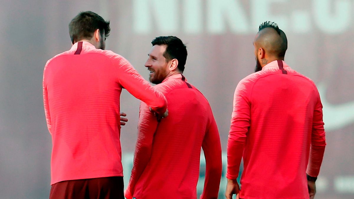 Gerard Piqué, Leo Messi y Arturo Vidal en una sesión de entrenamiento del Barça
