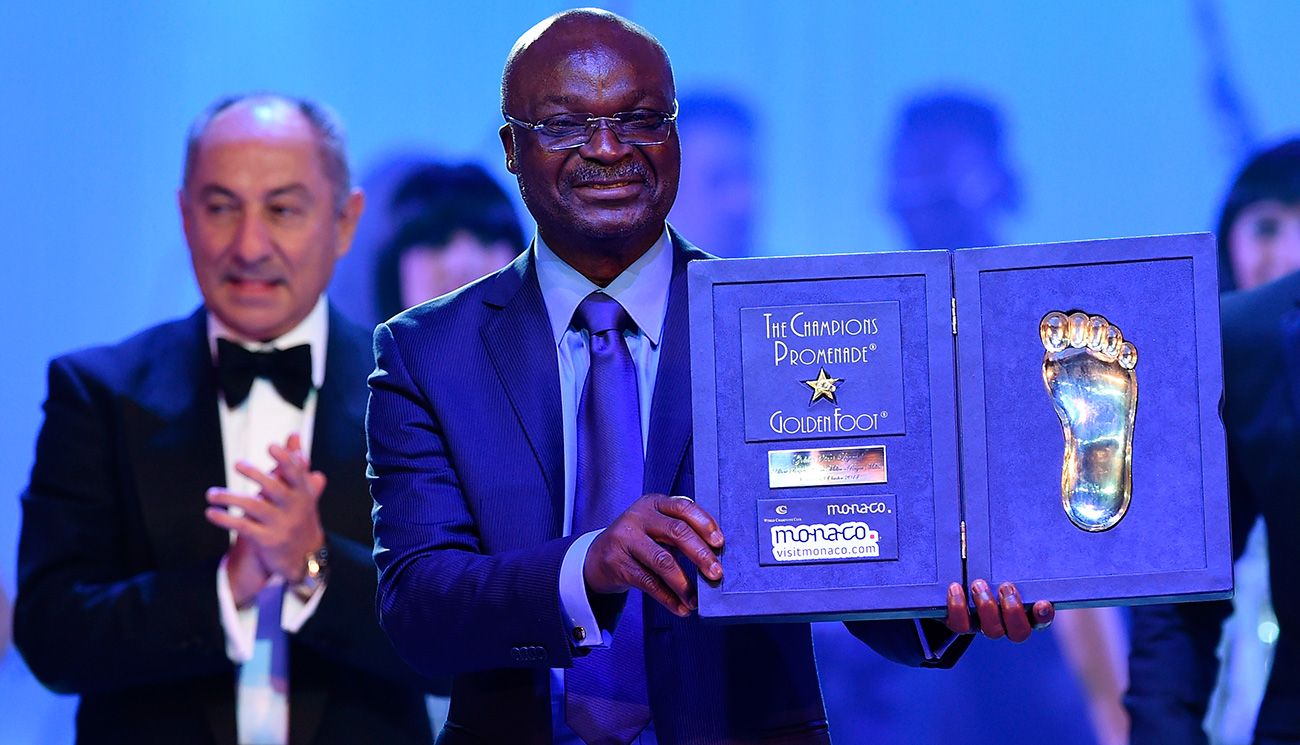 Roger Milla, leyenda del fútbol africano, recibe un premio