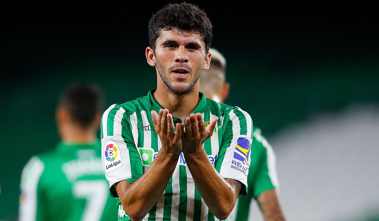 Carles Aleñá, celebrating a goal with the Betis