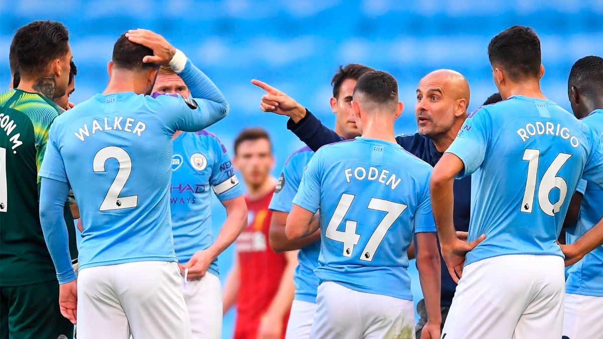 Pep Guardiola y los jugadores del Manchester City en un partido de la Premier League