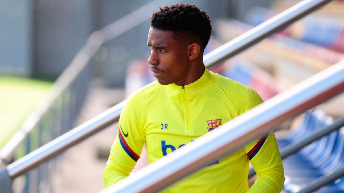 Junior Firpo in a training session of Barça