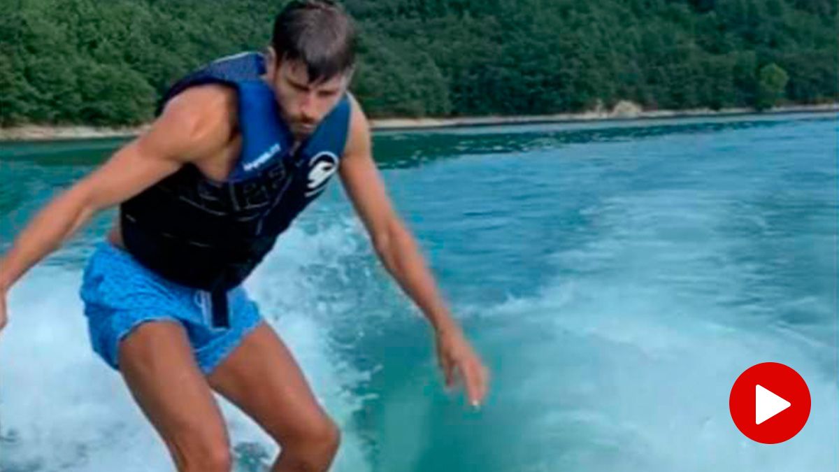 Gerard Piqué, practising wakesurf in the Pantano de Sau