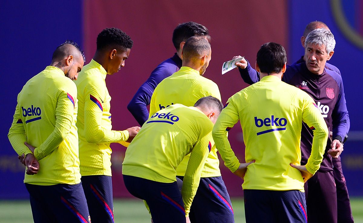 Quique Setién, dirigiendo una sesión de entrenamiento del Barça