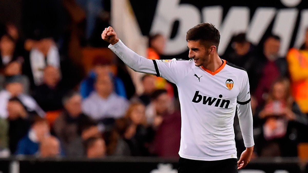 Ferran Torres celebra un gol del Valencia en LaLiga