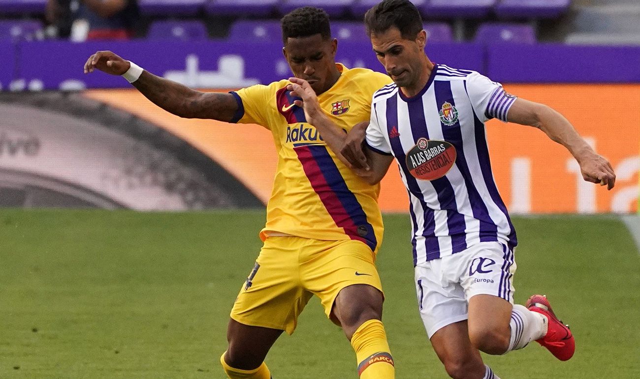 Junior Firpo en un duelo contra un jugador del Valladolid