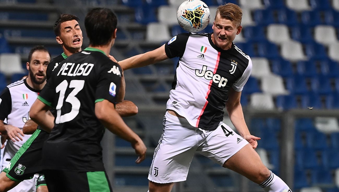 Matthijs de Ligt remata de cabeza en un partido del Calcio