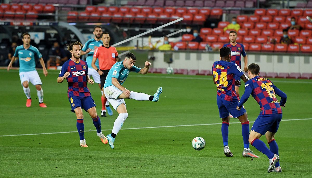 José Arnáiz, marcando contra el FC Barcelona en el Camp Nou