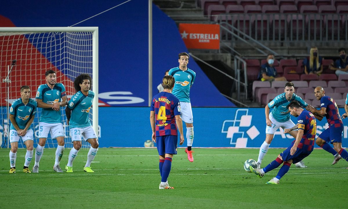 Leo Messi, scoring a goal of fault against Osasuna