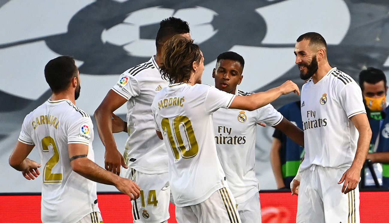 Los jugadores del Madrid celebran el gol de Benzema