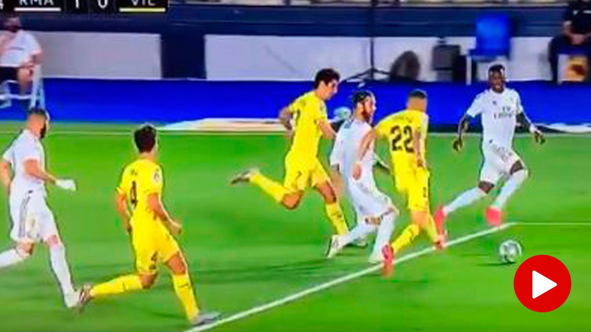 Sergio Ramos, provocando un penalti inexistente contra el Villarreal